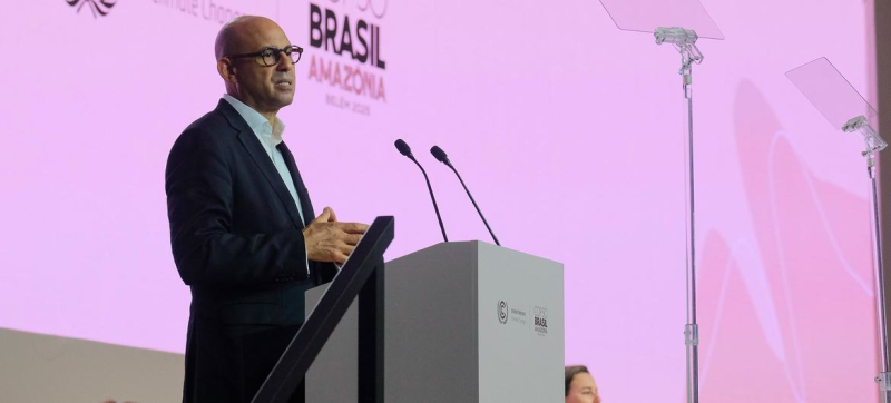 Саймон Стил, исполнительный секретарь ООН по изменению климата, выступает на первом пленарном заседании сегмента высокого уровня