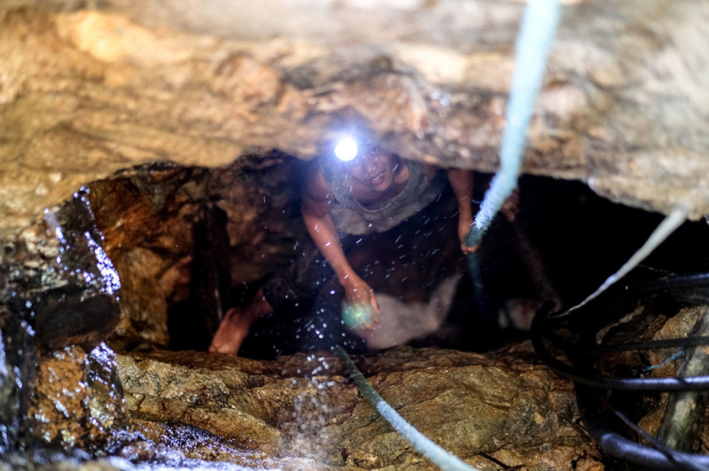 Во всем мире до 20 миллионов золотодобытчиков занимаются кустарной и мелкомасштабной добычей золота, которая, по мнению экспертов, часто не регулируется и небезопасна. 