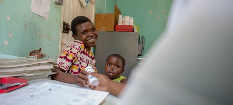 Женщина, живущая с ВИЧ, получает лекарства в больнице в Зимбабве.
