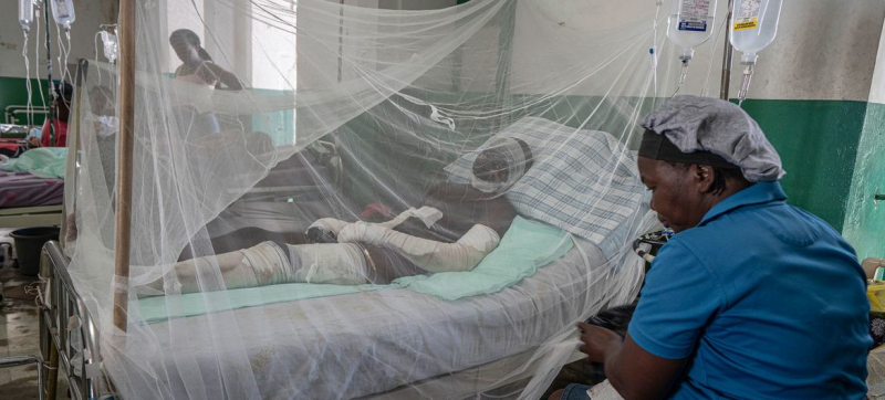 Мужчина находится в больнице с тяжелыми ожогами после нападения банд и пожара на заправочной станции, где он работал.