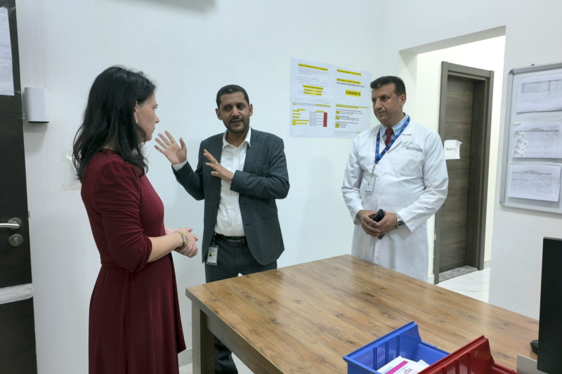 Президент Ассамблеи Баербок (слева) беседует с врачами в поликлинике комплекса