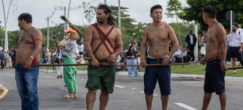 Коренные народы блокируют вход на Конференцию ООН по климату в Белене, Бразилия. 