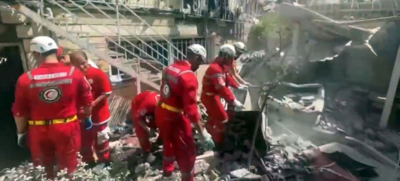 Команды иранского Красного Полумесяца ищут выживших после израильского авиаудара