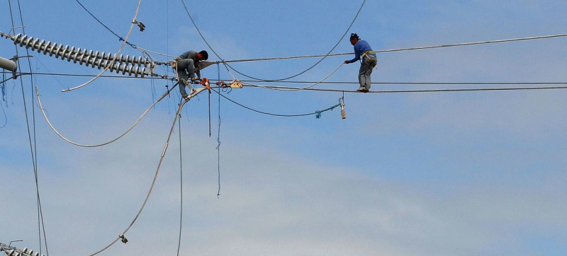 Рабочие прокладывают электрические кабели на Южном Лусоне, Филиппины.