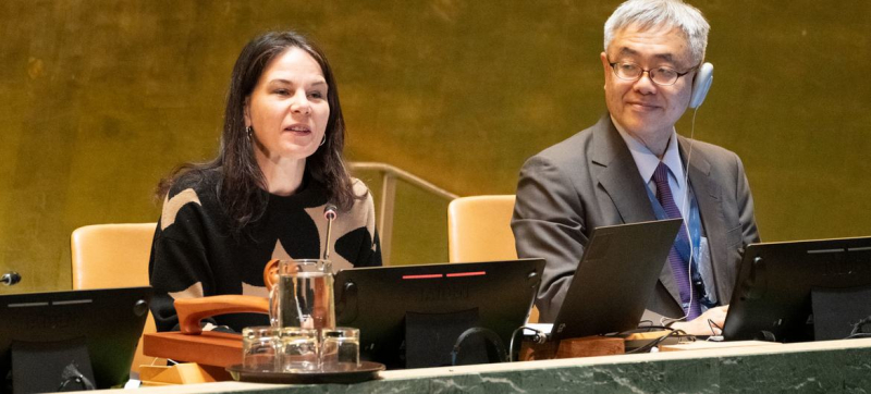 Председатель Генеральной Ассамблеи Анналена Бэрбок (слева) возглавляет конференцию 