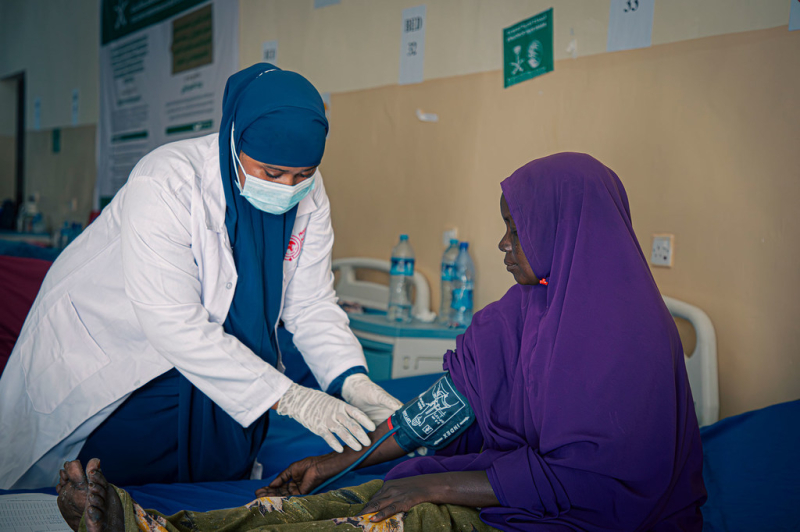 Пациент, выздоравливающий после операции по удалению свища, проходит обследование в отделении восстановительного лечения больницы Дайиле, Могадишо, Сомали.