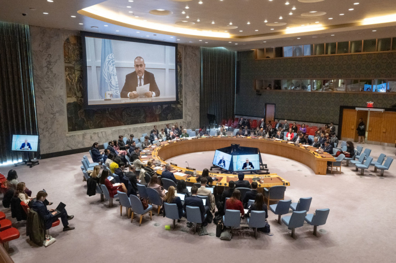 Широкий обзор заседания Совета Безопасности, посвященного ситуации на Ближнем Востоке, включая палестинский вопрос. Постоянный представитель и координатор ООН по гуманитарным вопросам Рамиз Алекперов (на экране) проводит брифинг для членов Совета Безопасности.