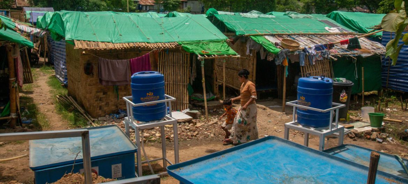 Миллионы людей по всей Мьянме были вынуждены покинуть свои дома в результате боевых действий и стихийных бедствий и в настоящее время укрываются в лагерях для вынужденных переселенцев